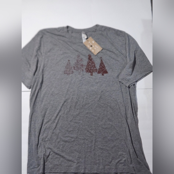 Christmas Tree Burgundy on a SUPER Soft Gray T-shirt XL (NWT) - Picture 2 of 3